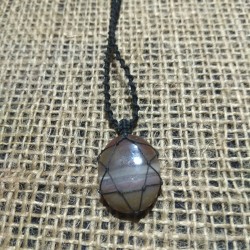 Agate makrame pendant